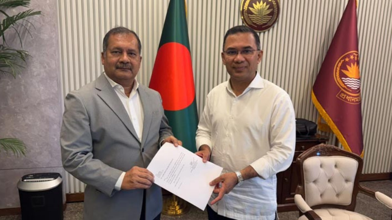 প্রধানমন্ত্রীর হাতে যোগদানপত্র দাখিল করলেন জহির উদ্দিন স্বপন