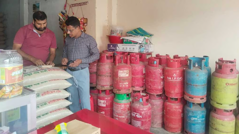 নির্ধারিত দামে এলপিজি বিক্রি না হলে ব্যবস্থা: উপদেষ্টা জাহেদ