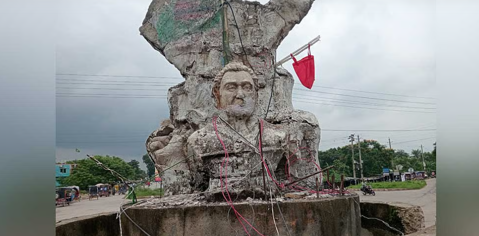 সমালোচনার মুখে বীরশ্রেষ্ঠ হামিদুর রহমানের ভাস্কর্য ভাঙার কাজ স্থগিত