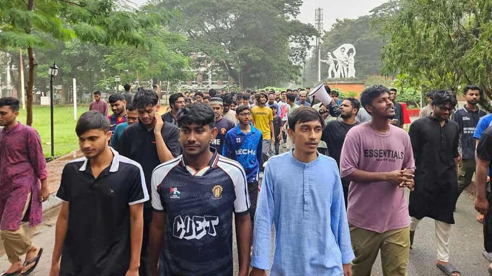 চুয়েটে উপাচার্য পুনর্বহালের আন্দোলন: ছুটির দিনেও বিক্ষোভ মিছিল
