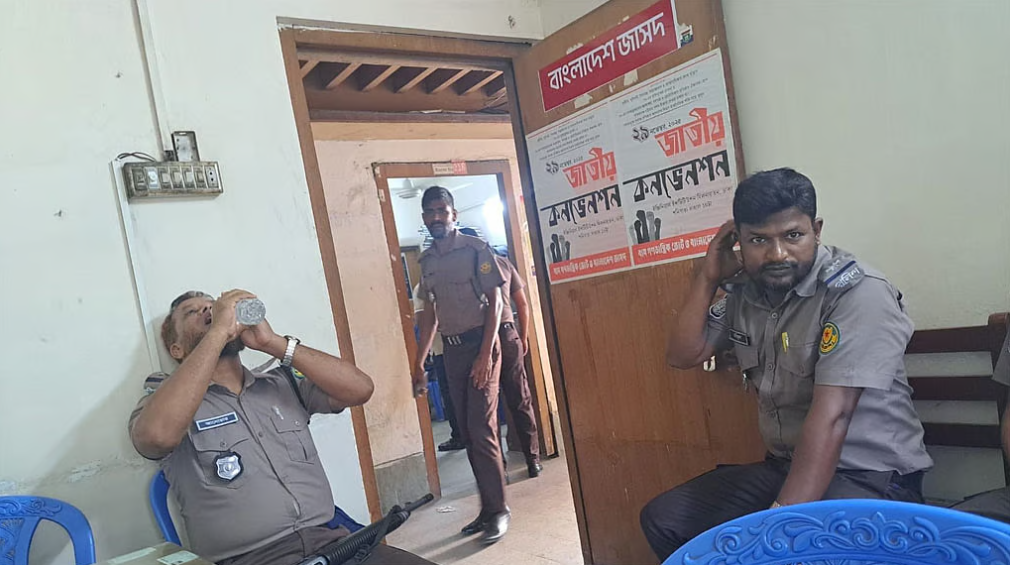 বঙ্গবন্ধুর প্রতি শ্রদ্ধা কর্মসূচি: জাসদ কার্যালয়ে পুলিশের অবস্থান