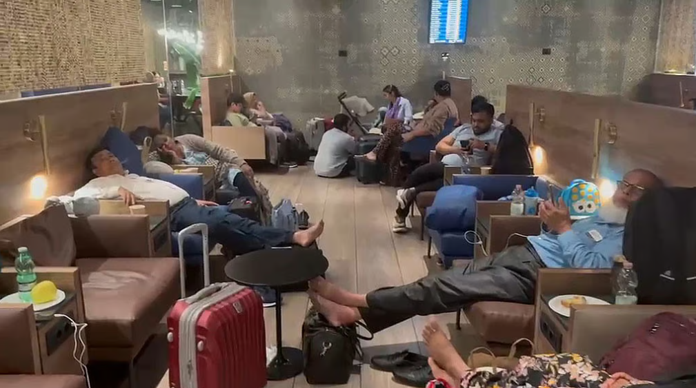 রোমে আটকা যাত্রীদের দুর্ভোগ, বাংলাদেশ থেকে যাচ্ছে যন্ত্রাংশ ও প্রকৌশলী দল