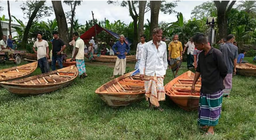 শতবর্ষী নৌকার হাটে এখনও বেচাবিক্রি জমেনি
