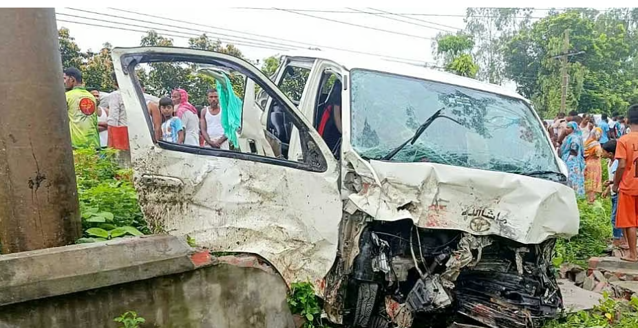 কনে নিয়ে ফেরার পথে মাইক্রোবাস খাদে, শিশুসহ নিহত ২