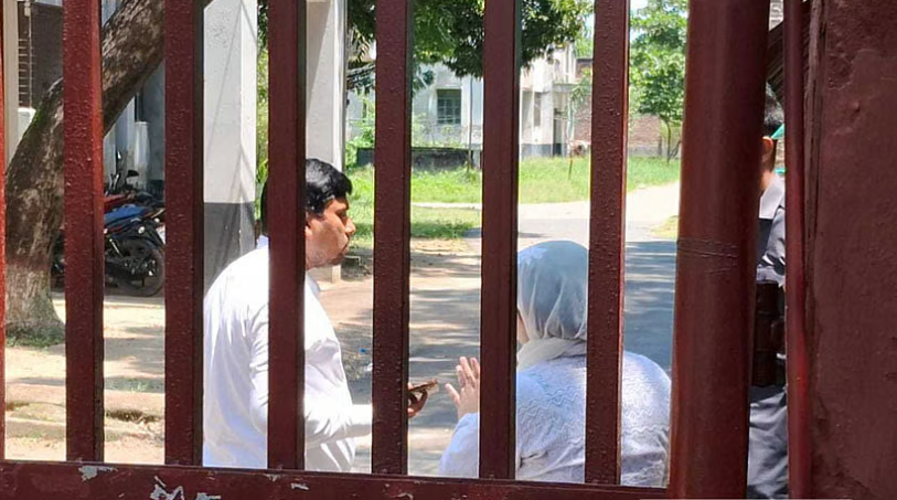 প্যারোলের আবেদন: কারাগারে দীপু মনির সঙ্গে দেখা করতে গেলেন মেয়ে