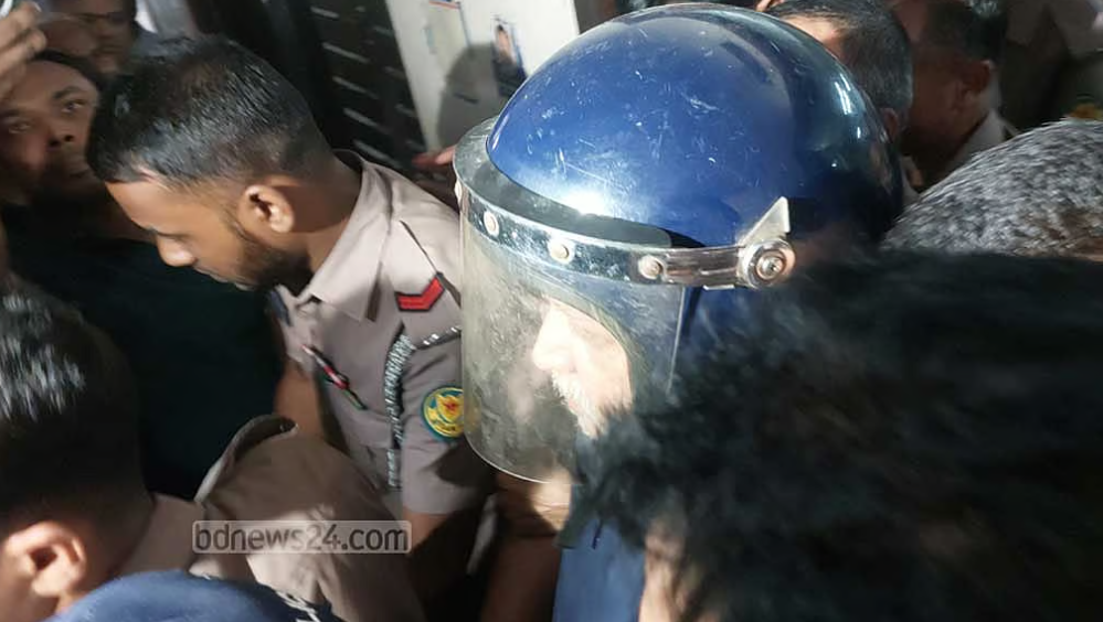 কাঠগড়ায় ডনের ৫৫ মিনিট, ফাঁসির দাবিতে সালমান ভক্তদের স্লোগান