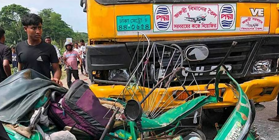 সিলেটে তেলবাহী ট্রাক ও অটোরিকশার সংঘর্ষে ৪ জন নিহত