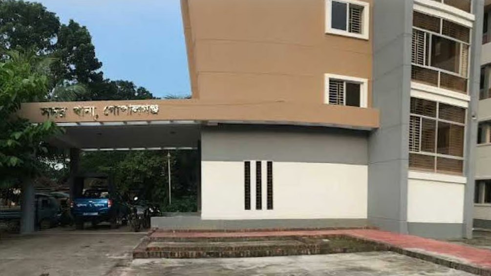গোপালগঞ্জে দাঁড়িয়ে থাকা ট্রাকে ধাক্কা পিকআপের, প্রাণ গেল হেলপারের