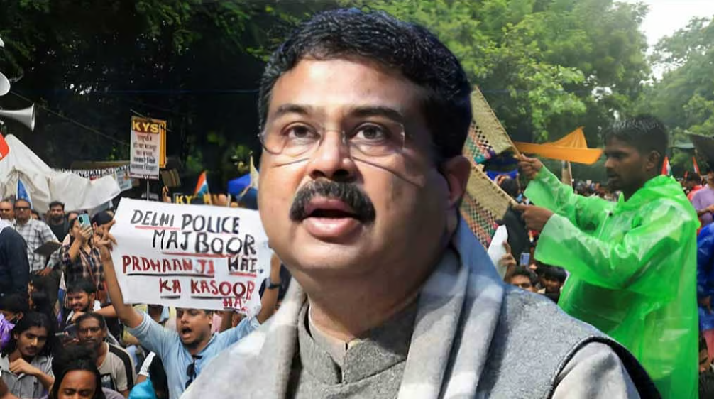 ‘তেলাপোকাদের’ আন্দোলনের মুখে পদত্যাগ করলেন ভারতের শিক্ষামন্ত্রী
