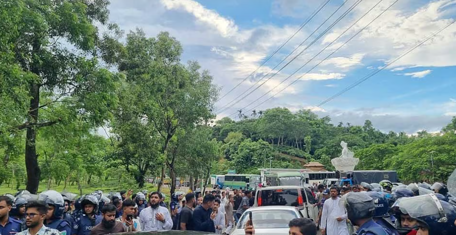 শ্রীমঙ্গলে পুলিশি বাধা পেরিয়ে ফের হবিগঞ্জের পথে এনসিপি নেতারা