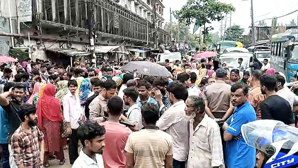 চট্টগ্রামে কারাখানা বিক্রির নোটিস পেয়ে ‘পাওনা পরিশোধের’ দাবিতে সড়ক অবরোধে পোশাক শ্রমিকরা