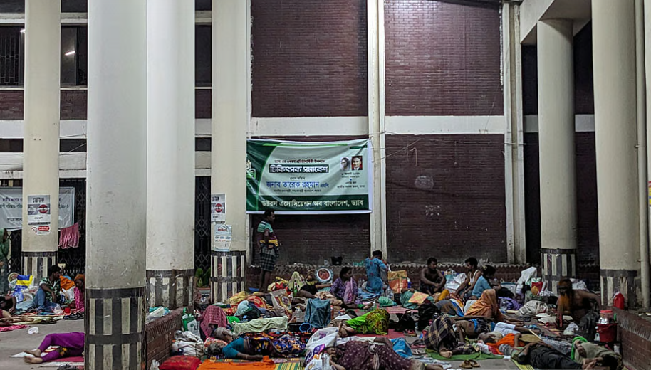 খোলা আকাশের নিচে দিন যায়, রাত যায় ক্যান্সারের রোগী-স্বজনদের