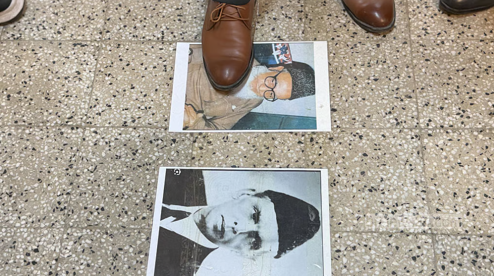 ডাকসু সংগ্রহশালা: জিন্নাহ-আযমের ছবি পদদলন করে প্রতিবাদ