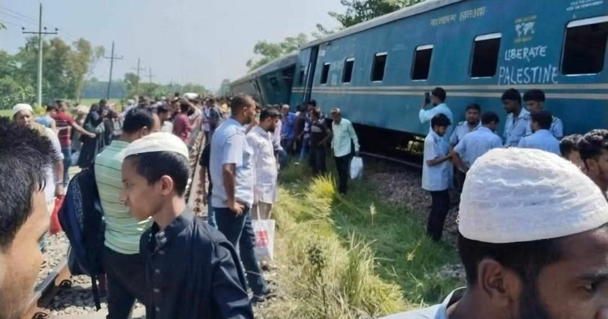 কুমিল্লায় ৩ বগি লাইনচ্যুত, অল্পের জন্য রক্ষা পেলেন কয়েকশ যাত্রী