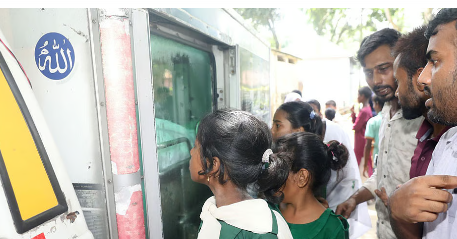কেঁদে কেঁদে প্রিয় রনজিলা ম্যাডামকে শেষ বিদায় দিল ছোট ছোট শিশুরা