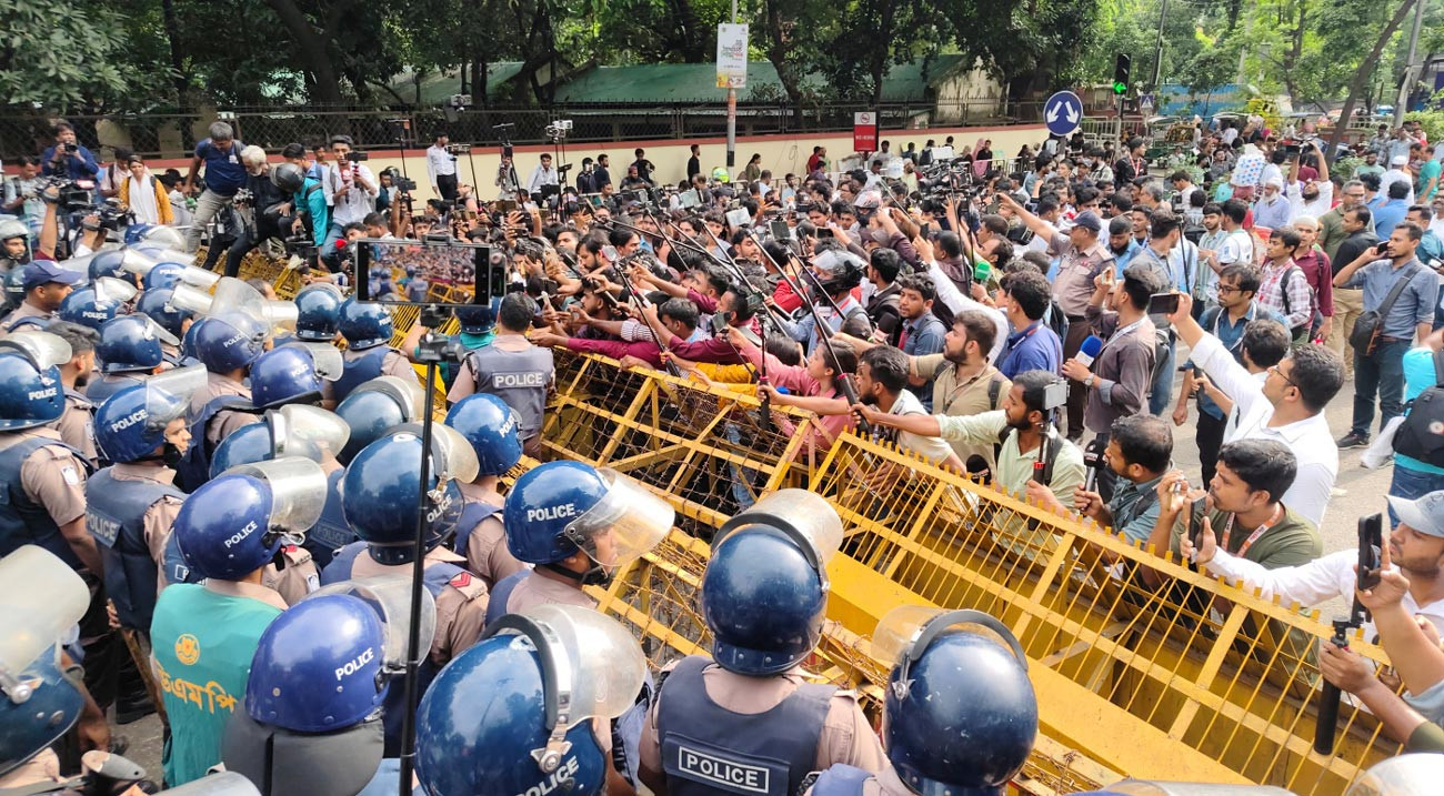 শিক্ষা ভবনের সামনে শিক্ষার্থীদের অবস্থান, পদত্যাগ দাবিতে স্লোগান