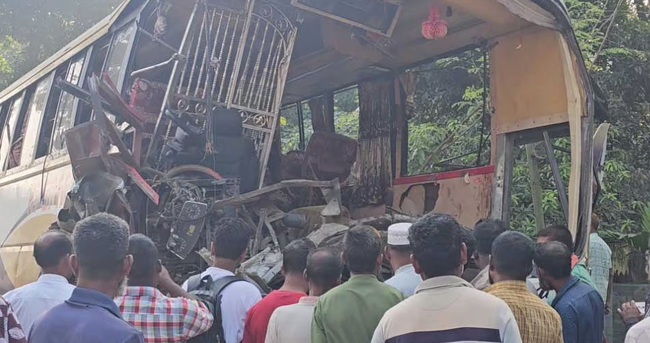 নাটোরে বাস-ট্রাক সংঘর্ষে নিহত ১২: চালকদের বিরুদ্ধে মামলা