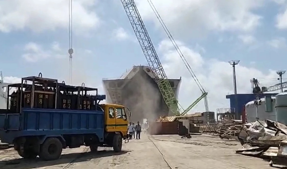সীতাকুণ্ডে শিপইয়ার্ডে ভয়াবহ বিস্ফোরণে নিহত ৮, আহত ১০-এর বেশি