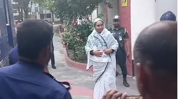 স্বামীকে শেষ বিদায় জানাতে প্যারোলে মুক্তি: ঢাকার বাসায় দীপু মনি