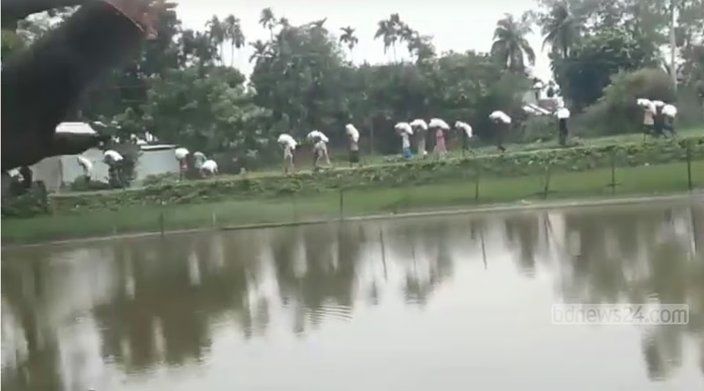 কুড়িগ্রামে গোডাউন ভেঙে ১০ হাজার কেজি সার নিয়ে গেল কৃষকরা