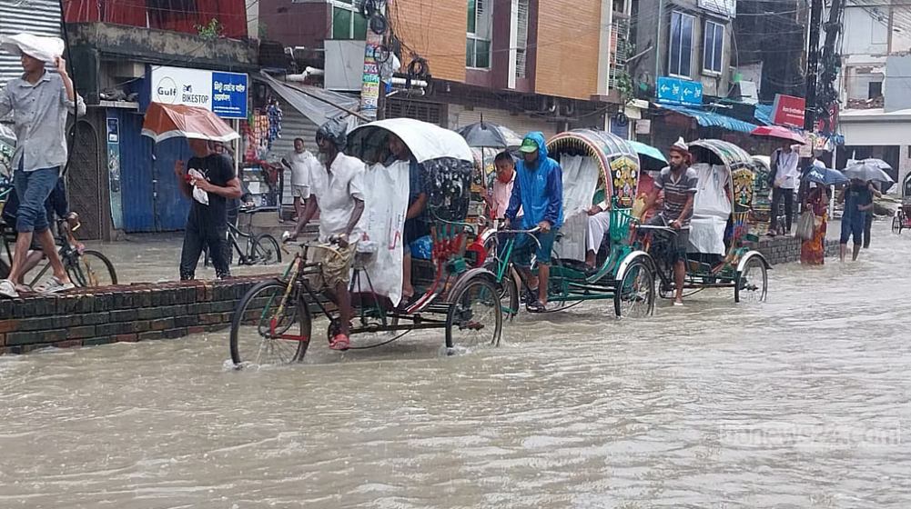 চট্টগ্রামে অতি ভারি বর্ষণের সঙ্গে জোয়ারের পানি, খাল-সড়কের পার্থক্য বোঝার উপায় নাই