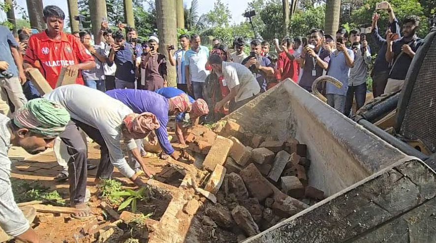 সোহরাওয়ার্দী উদ্যানের সেই ‘নামাজের জায়গাসহ’ অবৈধ স্থাপনা উচ্ছেদ