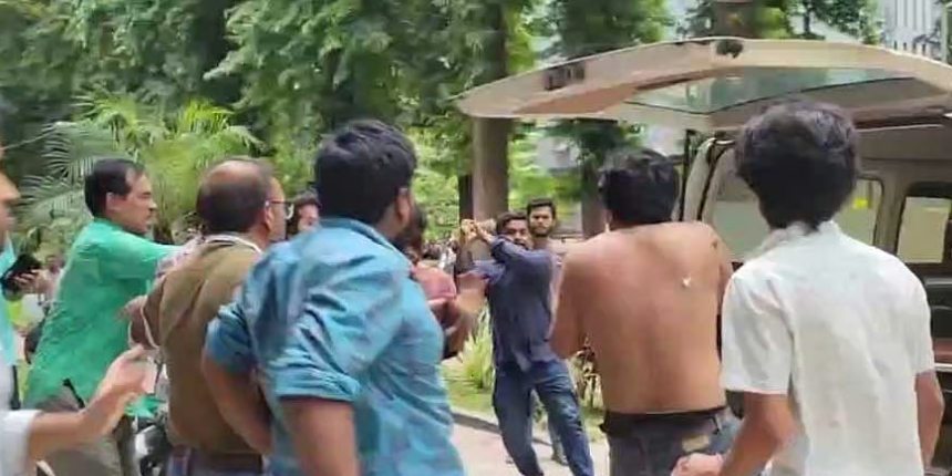রাবিতে ৩ শিক্ষার্থীকে আম্মার ও ছাত্রশিবিরের মারধর: ‘মবের’ বিচার চায় ছাত্র সংগঠগুলো