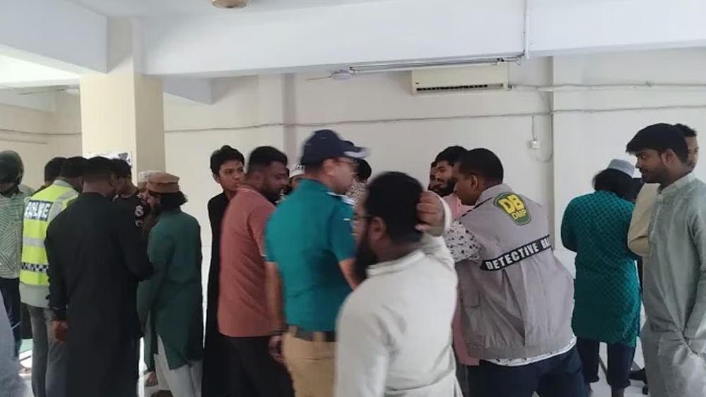 তেজগাঁও কলেজের মসজিদ থেকে জঙ্গি সন্দেহে আটক ২৩