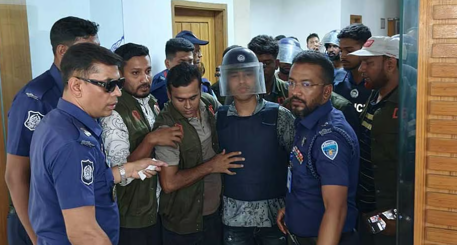 দুই মামলায় ডেভিড ইমনের ১০ দিনের রিমান্ড