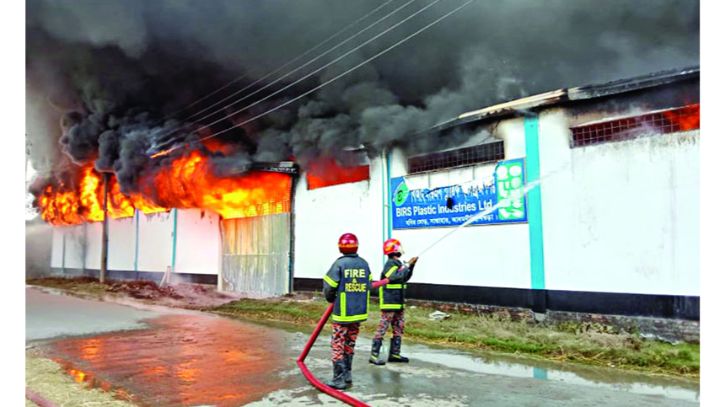 চট্টগ্রামে প্লাস্টিক কারখানায় ভয়াবহ আগুন, কাজ করছে ৪ ইউনিট