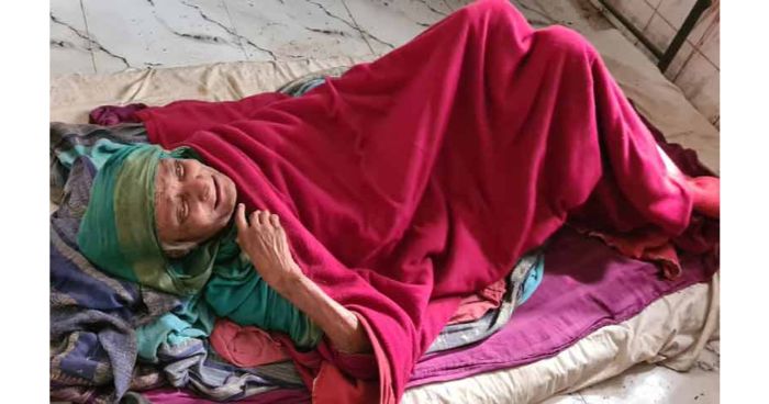সেই বৃদ্ধার পাশে আমেরিকা প্রবাসী