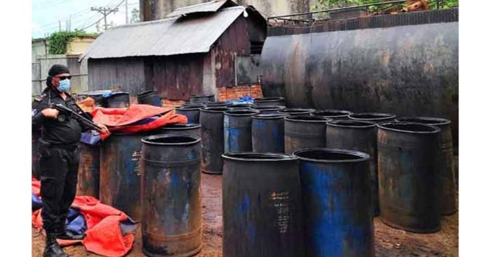 নকল ডিজেল-মবিল-বিটুমিন তৈরির কারখানার সন্ধান,আটক ২