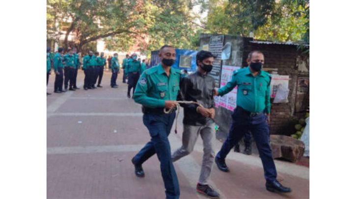 ডিসি অফিসের পিয়ন সেজে প্রতারণা, অবশেষে ধরা