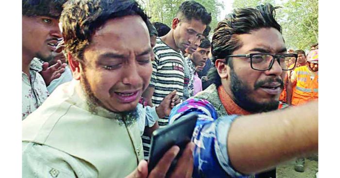 উল্টে যাওয়া বাসে ট্রাকের ধাক্কা, ঝরল ১১ প্রাণ