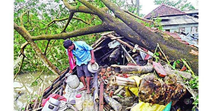 আম্ফানের ক্ষতিতে  অসহায় জীবন