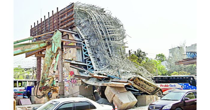 বিমানবন্দরের সামনে ভেঙে পড়ল গার্ডার