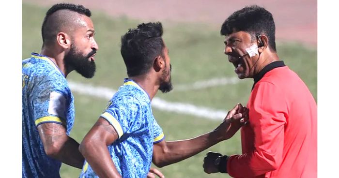 রেফারিকে লাঞ্ছিত করায় আবাহনীর ফুটবলারদের শাস্তি
