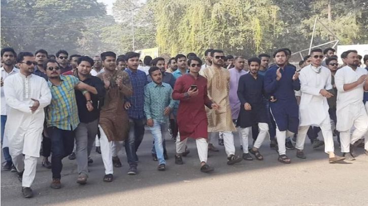 ছাত্রলীগের খণ্ড খণ্ড মিছিলের স্রোত সোহরাওয়ার্দী উদ্যানে