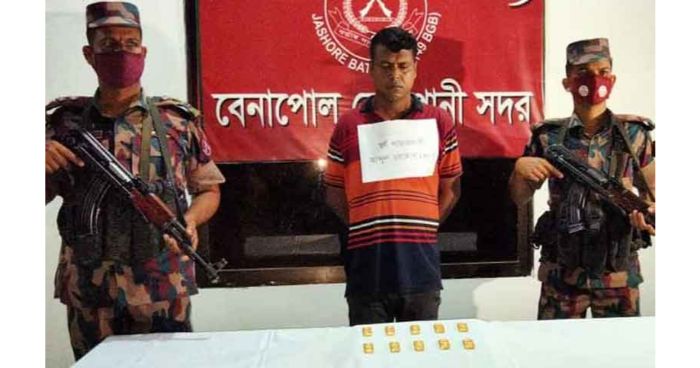 বেনাপোল সীমান্তে সোনার বারসহ আটক ১