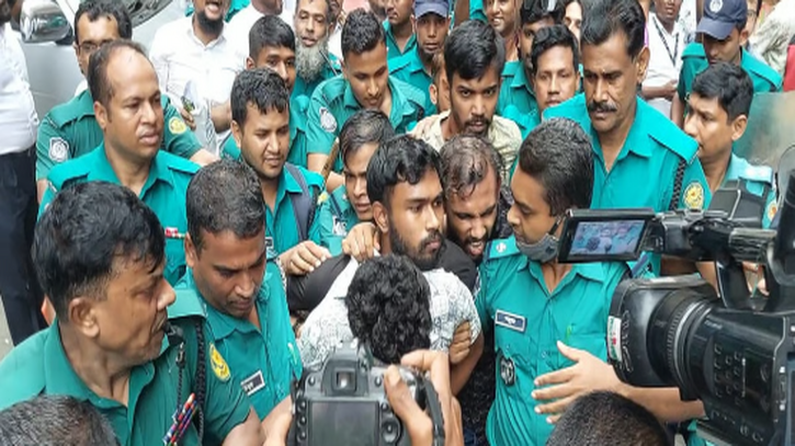 আদালতে রাজ্জাকদের বিরুদ্ধে দুয়োধ্বনি