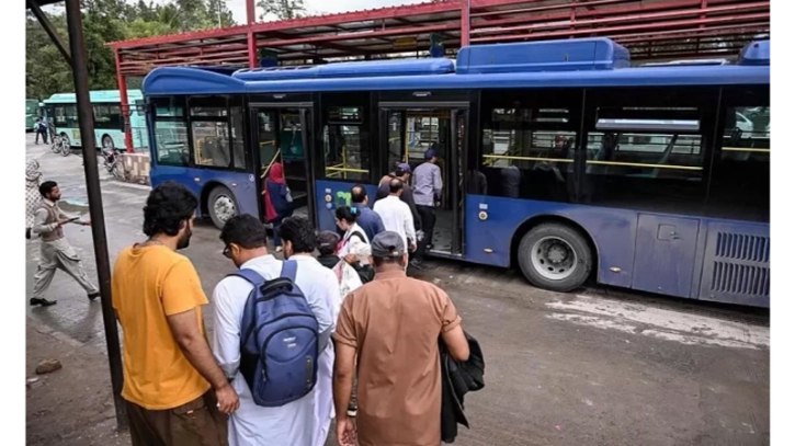 জ্বালানি সংকটে এক মাসের জন্য ফ্রি গণপরিবহন চালু পাকিস্তানে