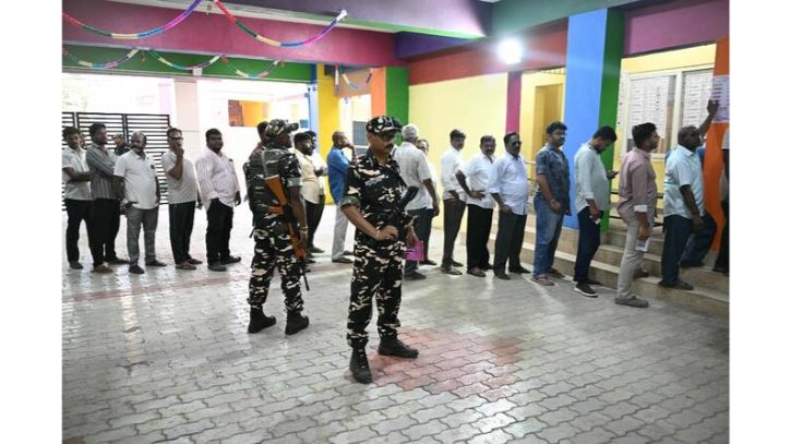 ভারতের ২টি গুরুত্বপূর্ণ রাজ্যে ভোটগ্রহণ চলছে
