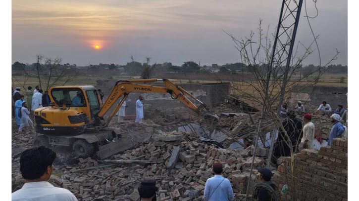 পাকিস্তানে গাড়িবোমা হামলায় নিহত ১২