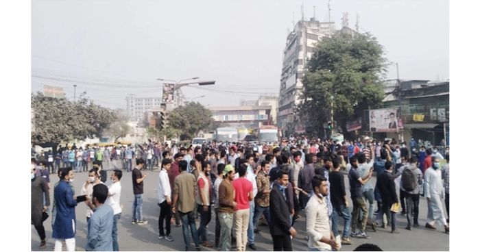 ৭ কলেজ শিক্ষার্থীদের নীলক্ষেত মোড় অবরোধ, যান চলাচল বন্ধ
