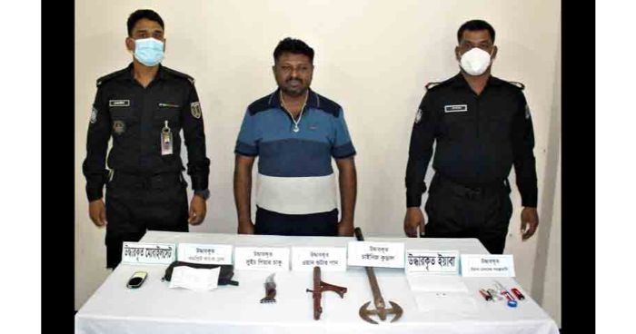 সিরাজগঞ্জ চিপসের কারখানা থেকে আগ্নেয়াস্ত্রসহ গ্রেপ্তার ১