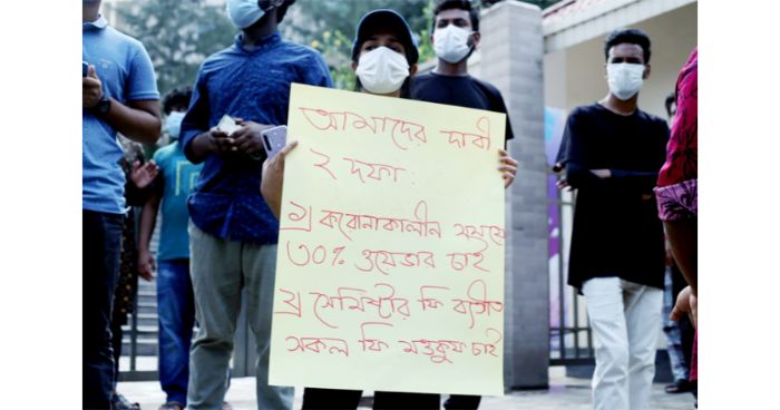 তৃতীয় দিনেও উত্তাল নর্থ সাউথ বিশ্ববিদ্যালয় ক্যাম্পাস