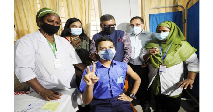 আজ থেকে ১২-১৭ বছর বয়সী শিক্ষার্থীদের করোনার টিকা শুরু
