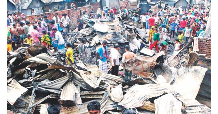 ২ঘণ্টা ৩০মিনিট এর চেষ্টায় সাততলা বস্তির আগুন নিয়ন্ত্রণে