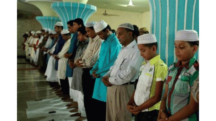 নাবালেগ বাচ্চা নামাযের প্রথম কাতারে দাঁড়ালে সকলের নামায মাকরূহ হয়