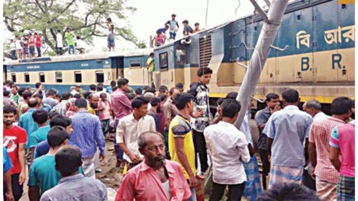 দিনাজপুর অল্পের জন্য রক্ষা পেলেন ট্রেনের শত শত যাত্রী